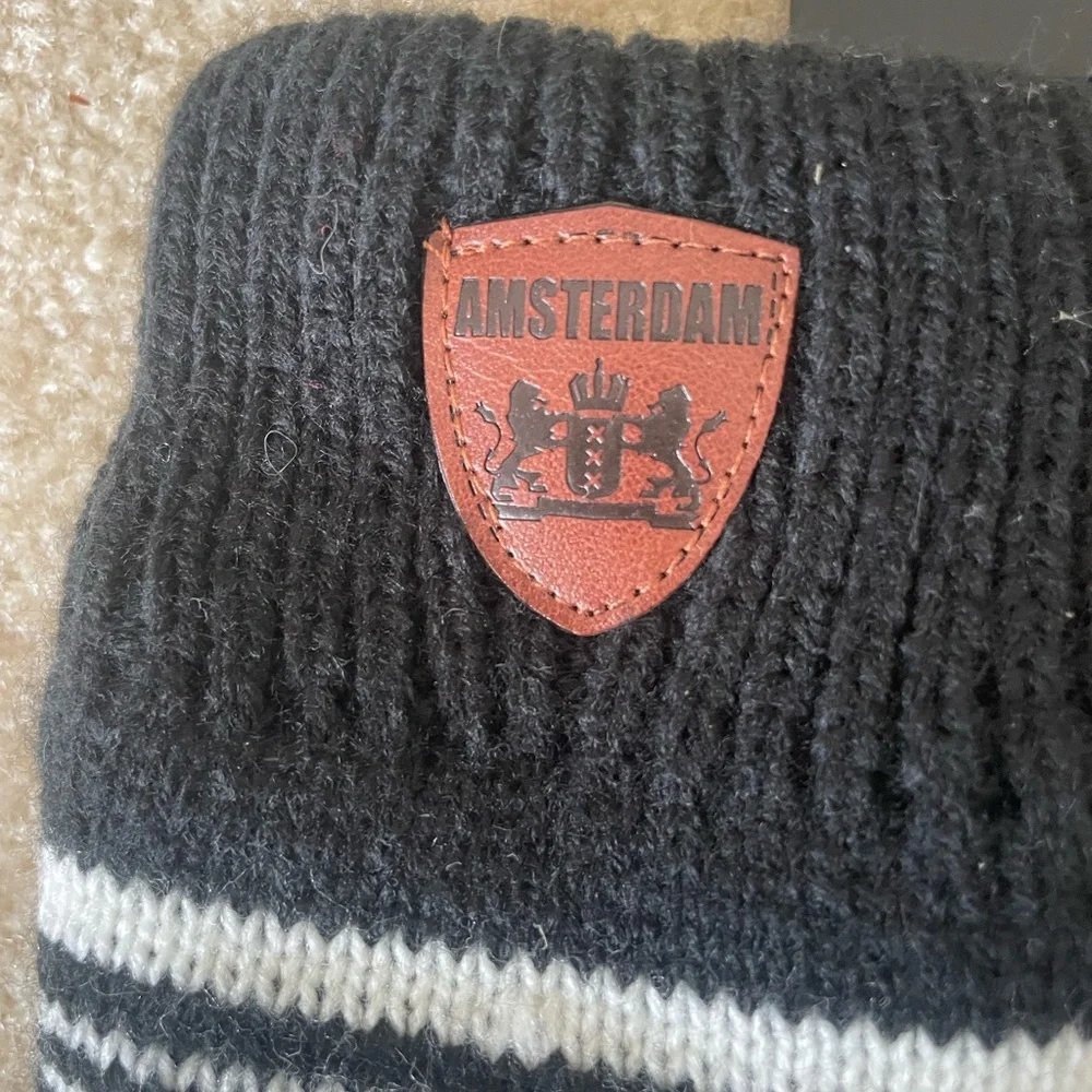 Amsterdam Black and‎ White Knit Gloves. Women OS